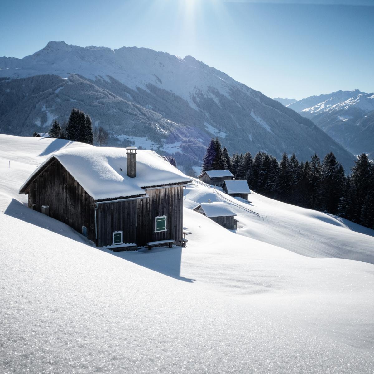 Alphütten im Winter im Montafon