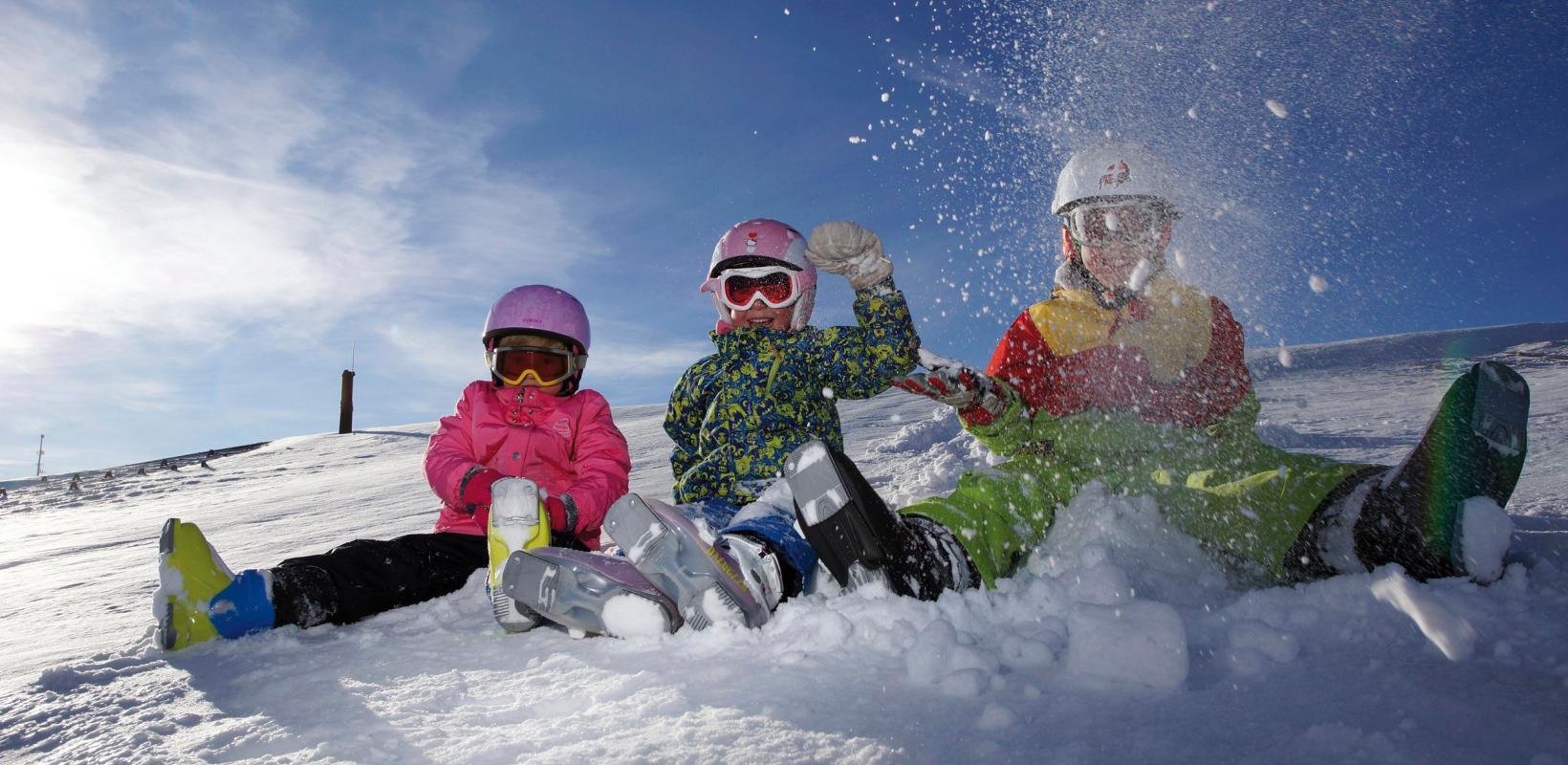 Kinder im Schnee im Skiurlaub